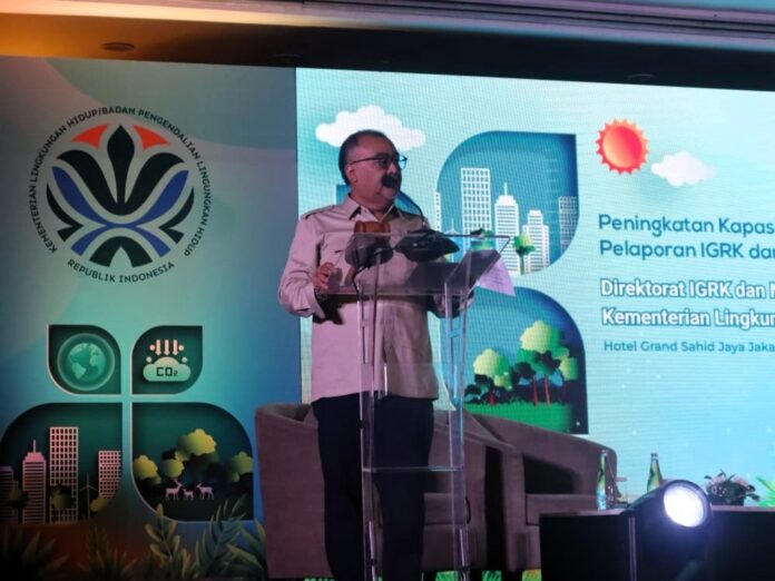 Deputi Pengendalian Perubahan Iklim dan Tata Kelola Nilai Ekonomi Karbon (PPITKNEK) KLH Ary Sudijanto saat pembukaan pelatihan peningkatan kapasitas inventarisasi gas rumah kaca (GRK) dan mekanisme Monitoring, Reporting, and Verification (MRV) di Jakarta, 19–22 Agustus 2025.